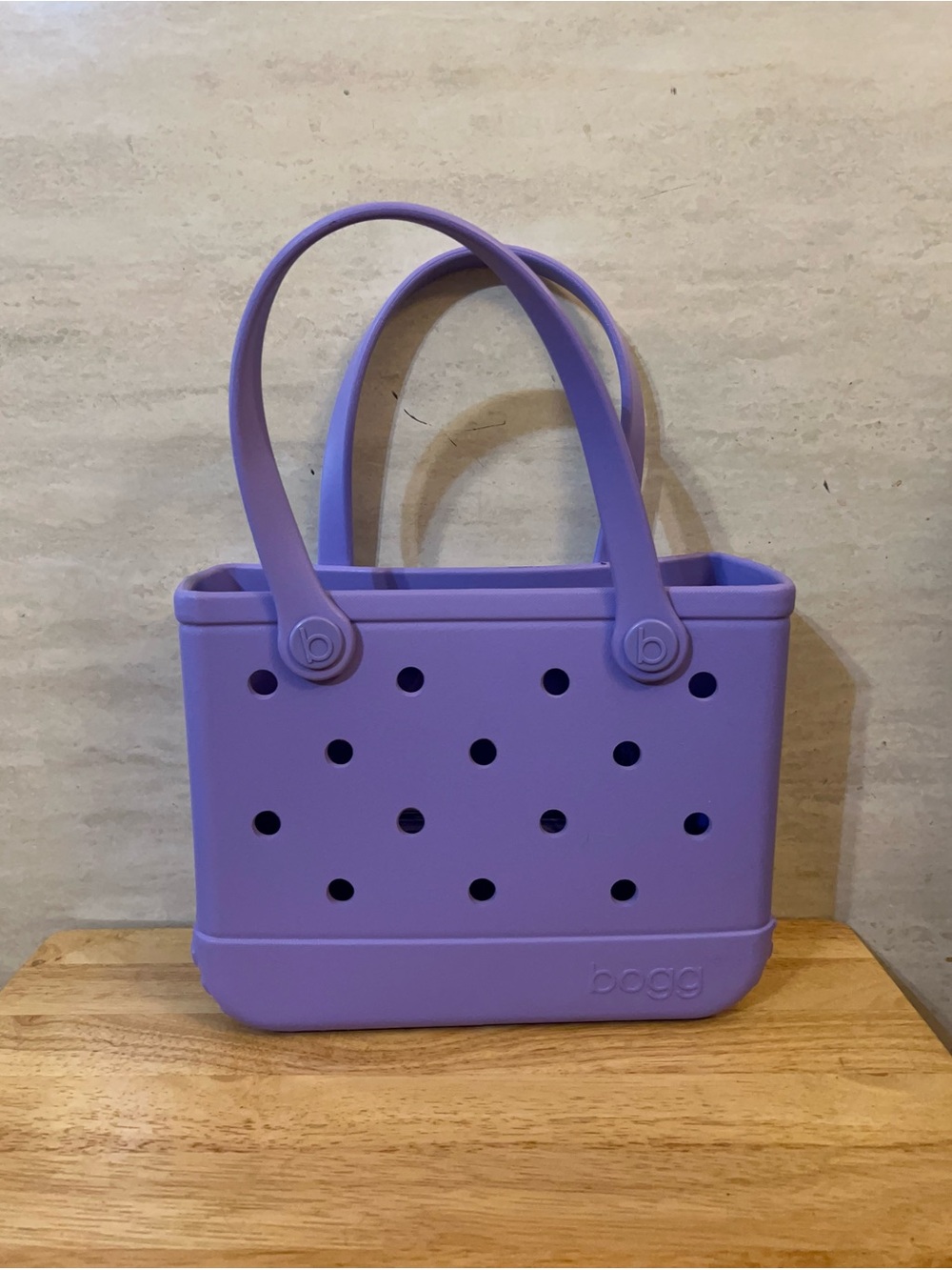 Bogg Bag in the popular color "I Lilac You a Lot". Insert zipper pouch